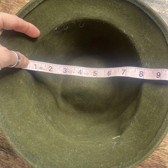 Cutest vintage green felt hat with vintage rhinestone brooches - Picture 8 of 8